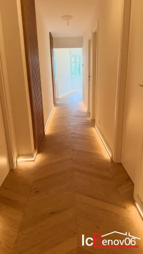 Pose Parquet Contrecollé Bâton Rompu, plinthe LED, Panneaux muraux décoratifs.